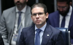 Hugo frustra oposição e abre caminho para cassar Eduardo Bolsonaro