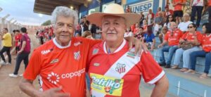 Ídolo eterno, “Mestre Gonça” prestigia estreia do Comercial na Série B
