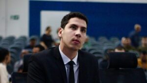 Jean celebra sanção de lei antirracista de sua autoria