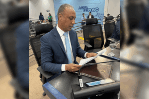Junior Coringa solicita iluminação e operação tapa-buracos em diferentes regiões da Capital