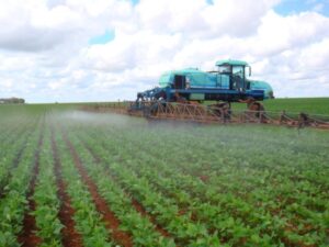 Justiça suspende decisão que proibia uso do herbicida 2,4-D no RS