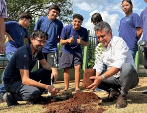 Landmark abre Semana da Agroecologia com plantio de mudas e práticas sustentáveis em escola