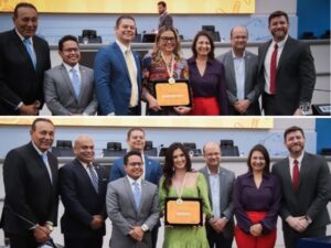 Mesa Diretora homenageia servidora da Câmara com 18 anos de atuação e mais 11 secretárias