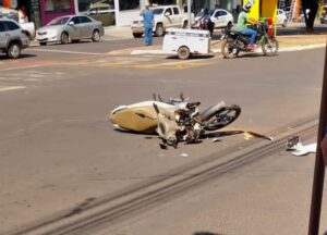 Motociclista fica ferido após colisão com caminhonete em Coxim: Veja o vídeo
