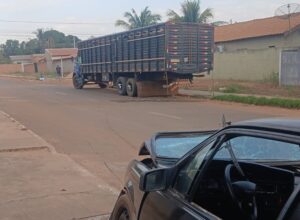 Motorista fica ferido após colidir carro na traseira de caminhão em Coxim