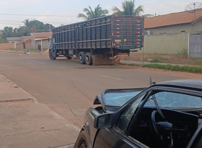 Motorista fica ferido após colidir carro na traseira de caminhão em Coxim