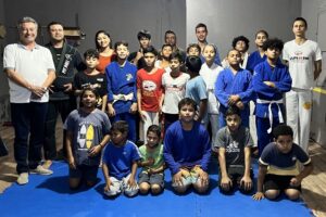 Na última terça-feira (9), o deputado Roberto Hashioka esteve no bairro Bosque da Esperanç