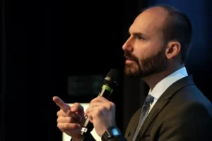 PGR denuncia Eduardo Bolsonaro no inquérito sobre coação em processo judicial