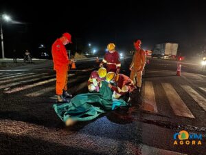 Passageira morre e motociclista fica ferido em colisão com carro na BR-163 em Coxim
