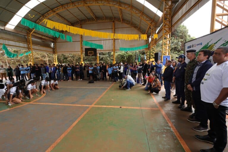 Prefeito encerra Hora Cívica na Escola Indígena e reforça convite para desfile de 7 de Setembro