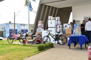 Prefeitura de Sonora entrega títulos de regularização fundiária e realiza sorteio do IPTU 2025