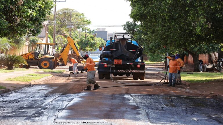 Prefeitura intensifica tapa-buraco nos bairros Santa Brígida, Ouro Verde e Flórida
