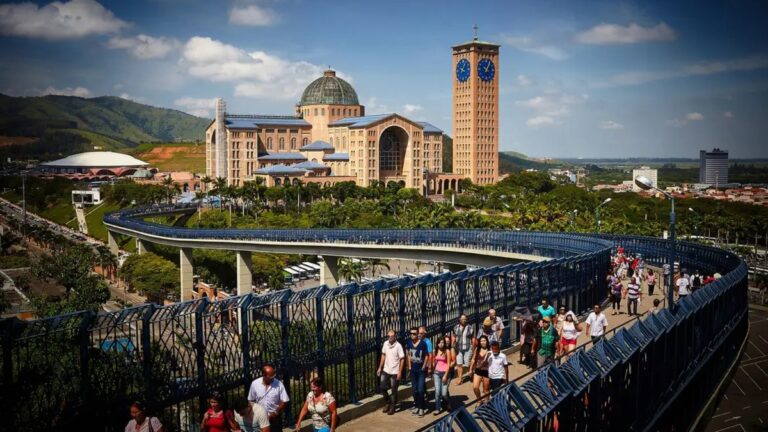 Preparativos para a Festa de Aparecida reúnem devotos
