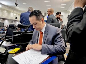 Projeto de Neto Santos que amplia uso de assinatura eletrônica é aprovado