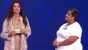 Rebeca Abravanel emociona ao premiar idosa com R$ 20 mil