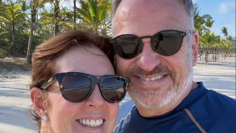 Renata Capucci posta foto com o marido para celebrar casamento