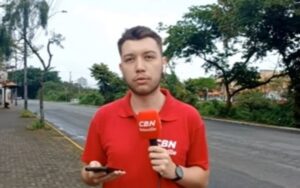 Repórter surpreende ao interpretar reportagem em Libras em SC