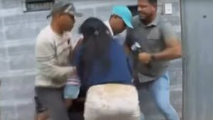 Repórter tenta separar briga de mulheres ao vivo