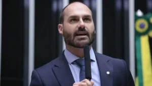 STF publica edital com notificação a Eduardo Bolsonaro