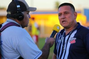 São Gabriel nega sondagem e reafirma permanência de técnico Elvis Delgado