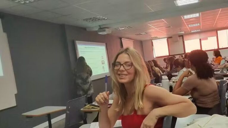 Sheila Mello revela foco na faculdade: "Relacionamento sério"