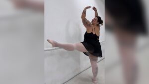 Thais Carla retorna às aulas de balé depois de 13 anos