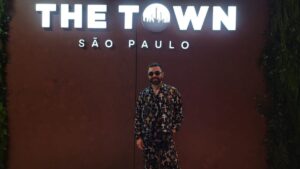 The Town: Mauro Sousa exalta Backstreet Boys e rebate ataques