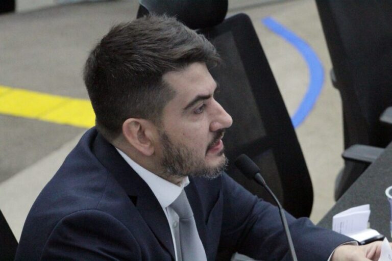 Venda de praça no Itamaracá leva Tavares a cobrar transparência da Prefeitura