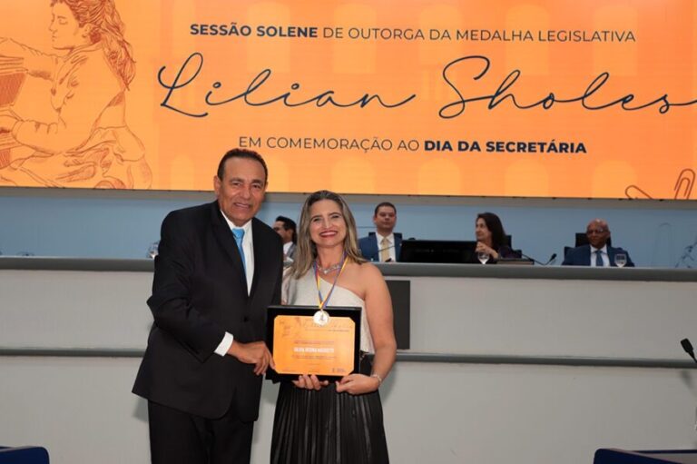 Vereador Carlão entrega Medalhas em comemoração do Dia Municipal das Secretárias