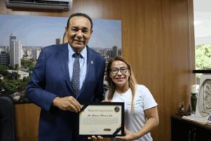 Vereador Carlão entrega Moção a Assistente Social e Técnica de Enfermagem, Lucimara Benites de Jesus