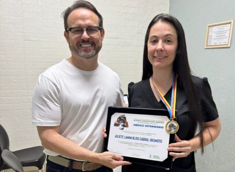 Vereador Dr. Lívio entrega Medalha Legislativa à médica veterinária Juliete Blois
