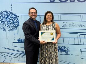 Vereador Dr. Lívio homenageia diretora do IALF por sua contribuição à Perícia Criminal de Mato Grosso do Sul