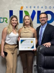 Vereador Dr. Lívio homenageia três personalidades por suas contribuições à sociedade