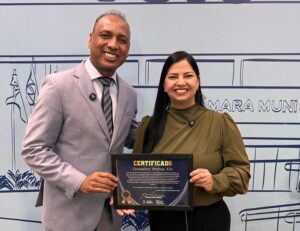 Vereador Junior Coringa apresenta Moção de Congratulação à Vereadora Andrea Fim