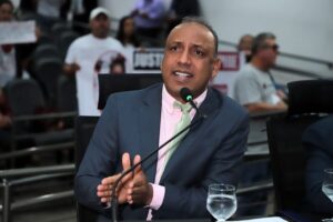Vereador Junior Coringa solicita patrolamento, quebra-molas e iluminação em bairros da Capital