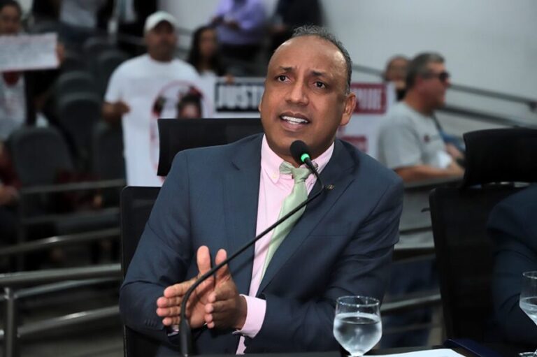 Vereador Junior Coringa solicita patrolamento, quebra-molas e iluminação em bairros da Capital