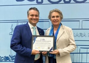 Vereador Leinha entrega Moção de Congratulação à cirurgiã-dentista e empresária Neidy Maria Reichembach Hans