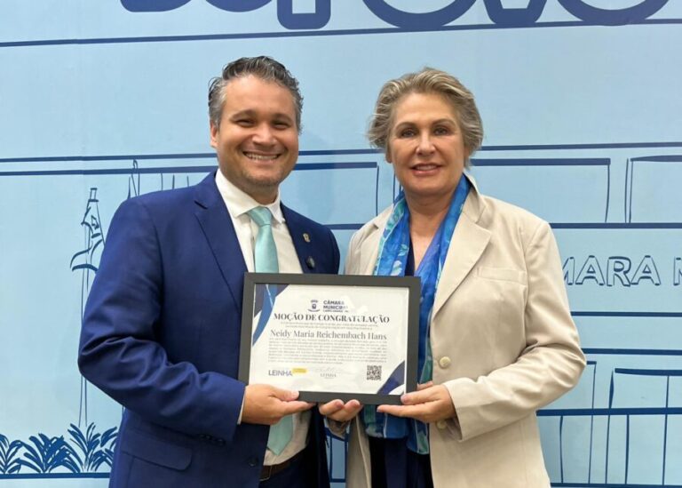 Vereador Leinha entrega Moção de Congratulação à cirurgiã-dentista e empresária Neidy Maria Reichembach Hans