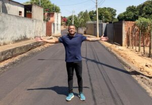 Vereador Marcinho Souza comemora pavimentação da Rua 23 de Dezembro