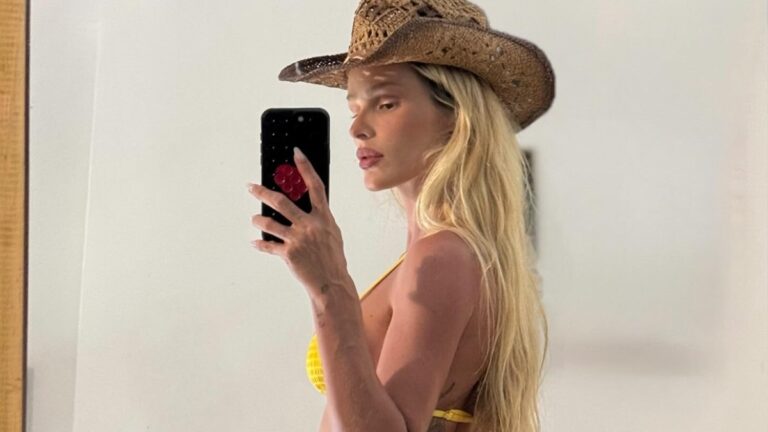 Yasmin Brunet aposta em biquíni amarelo para selfie no espelho