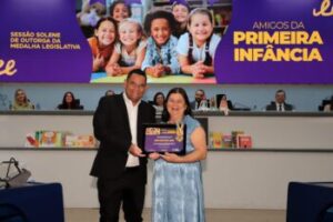 Vereador Wilson Lands entrega Medalha “Amigos da Primeira Infância” à sua mãe, educadora Maria Sirlei Dias Lands
