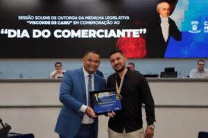 Vereador Wilson Lands participa de Sessão Solene em homenagem ao Dia do Comerciante e entrega Medalha Legislativa “Visconde de Cairu” a Jorge Tadeu da Silva Lages