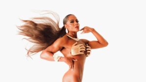 Adriana Bombom exibe corpo malhado em ensaio nas redes sociais