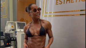 Adriana Bombom revela segredo do shape sarado: "Dedicação e foco"