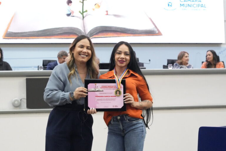 Ana Portela homenageia educadora física Fernanda Garcia Moura com Medalha Marisa Serrano do Mérito Educativo Campo-Grandense
