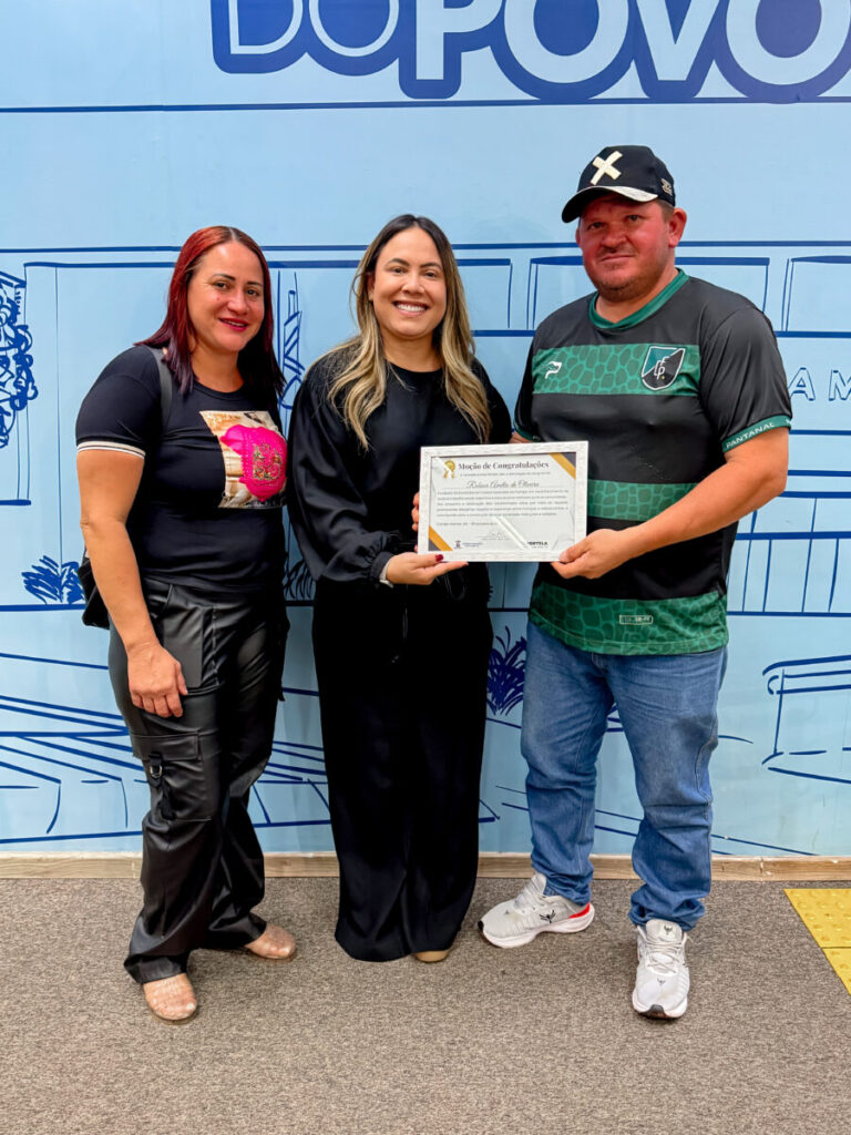 Ana Portela homenageia fundador da Escolinha Varandas do Campo por trabalho social e educativo com crianças