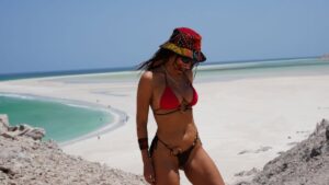 Anitta abre álbum de biquíni em viagem ao Iêmen