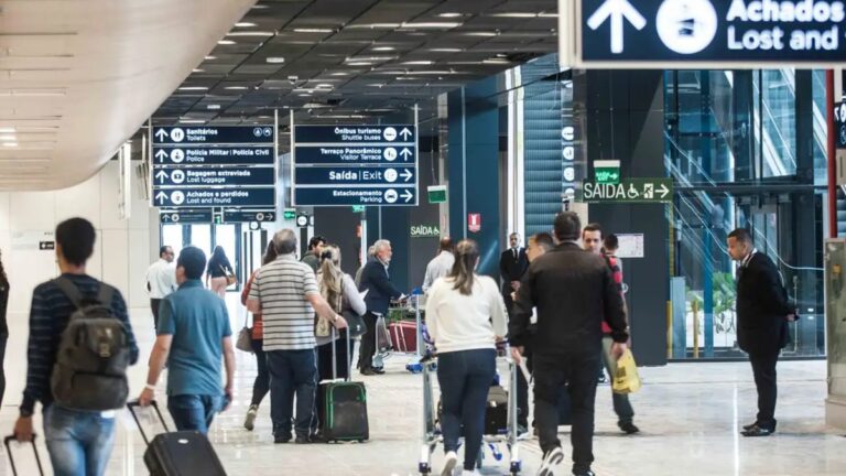 Avião supera ônibus em viagens pessoais pela 1ª vez no Brasil