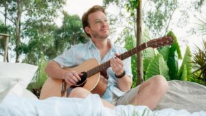 BALARA lança 'Gatilhos' em projeto solo acústico intimista