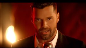 Cantor Ricky Martin mostra abdômen trincado em clique nu